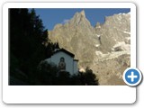 chapelle devant le massif du Mont Blanc coté Italien